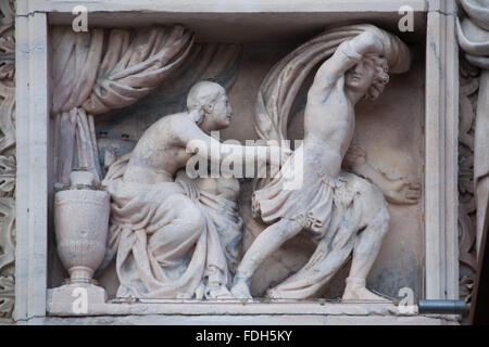 Giuseppe e Potifar la moglie. Rilievo marmoreo sulla facciata sud del Duomo di Milano a Milano, Lombardia, Italia Foto Stock