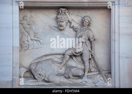 Davide con la testa di Golia. Rilievo marmoreo (1795) da scultore italiano Grazioso Rusca sulla facciata principale della Cattedra di Milano Foto Stock