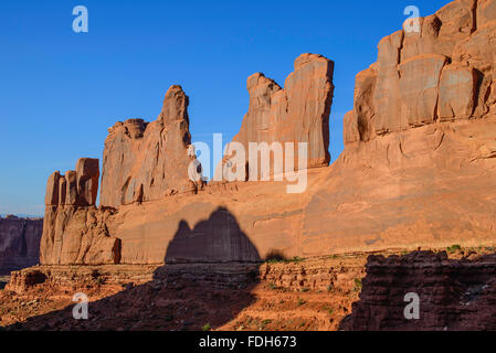 I monoliti di pietra arenaria lungo Park avenue Trail Arches National Park nello Utah Stati Uniti d'America Foto Stock