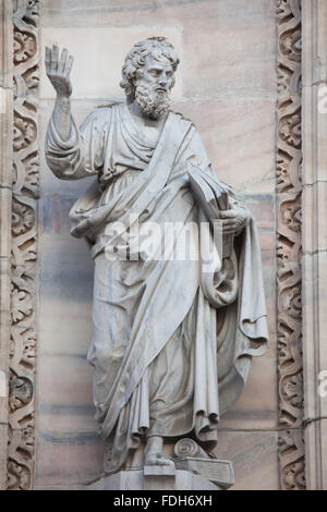 San Luca Evangelista. Statua in marmo da scultore italiano Graziano Rusca sulla facciata principale del Duomo di Milano (Duomo di Foto Stock