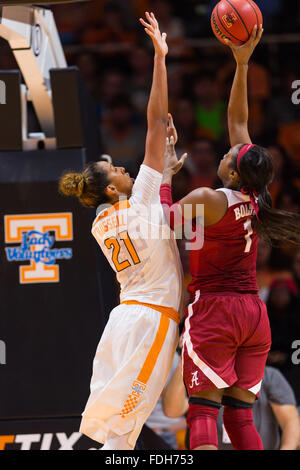 31 gennaio 2016: Quanetria Bolton #1 dell'Alabama Crimson Tide Spara la palla sulla Mercedes Russell #21 del Tennessee Lady volontari durante il NCAA pallacanestro tra la University of Tennessee Lady volontari e la University of Alabama Crimson Tide a Thompson Boling Arena a Knoxville TN Tim Gangloff/CSM Foto Stock