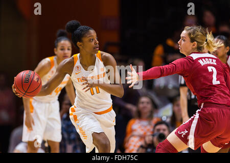 31 gennaio 2016: diamante DeShields #11 del Tennessee Lady Volunteers passa la palla attorno Trista Magee #2 dell'Alabama Crimson Tide durante il NCAA pallacanestro tra la University of Tennessee Lady volontari e la University of Alabama Crimson Tide a Thompson Boling Arena a Knoxville TN Tim Gangloff/CSM Foto Stock