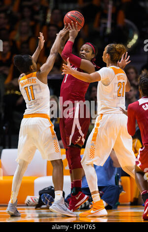 31 gennaio 2016: Quanetria Bolton #1 dell'Alabama Crimson Tide tenta di passare la palla da Diamond DeShields #11 e Mercedes Russell #21 del Tennessee Lady volontari durante il NCAA pallacanestro tra la University of Tennessee Lady volontari e la University of Alabama Crimson Tide a Thompson Boling Arena a Knoxville TN Tim Gangloff/CSM Foto Stock