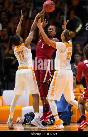 31 gennaio 2016: Quanetria Bolton #1 dell'Alabama Crimson Tide tenta di passare la palla da Diamond DeShields #11 e Mercedes Russell #21 del Tennessee Lady volontari durante il NCAA pallacanestro tra la University of Tennessee Lady volontari e la University of Alabama Crimson Tide a Thompson Boling Arena a Knoxville TN Tim Gangloff/CSM Foto Stock