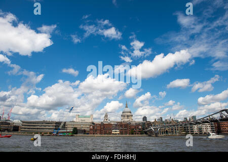 La Cattedrale di St Paul e il fiume Tamigi a Londra, Inghilterra. Foto Stock