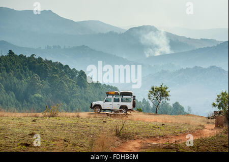 Landrover Defender parcheggiato sul bordo di una scogliera a Mlilwane Wildlife Sanctuary in Swaziland, Africa. Foto Stock