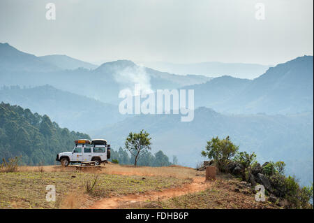 Landrover Defender parcheggiato sul bordo di una scogliera a Mlilwane Wildlife Sanctuary in Swaziland, Africa. Foto Stock