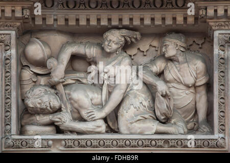 Judith decapitazione Oloferne. Rilievo marmoreo sulla facciata principale del Duomo di Milano a Milano, lombardia, italia. Foto Stock