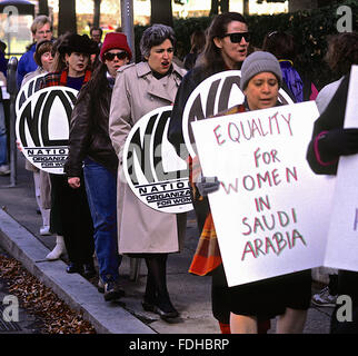 Washington, DC, Stati Uniti d'America, 27 Novembre, 1990 Eleanor Smeal presidente (in grigio trench coat) di oggi cammina la linea di picchetto presso l ambasciata saudita per protestare contro il trattamento delle donne saudite che ha guidato la propria auto per stabilire il loro diritto di guidare; e ora il Consiglio ha approvato una risoluzione che chiede che il presidente Bush "agire immediatamente per rendere i diritti civili fondamentali per l'Arabia Saudita e donne kuwaitiane una pre-condizione per continuare il sostegno degli Stati Uniti di questi paesi.' Credit: Mark Reinstein Foto Stock