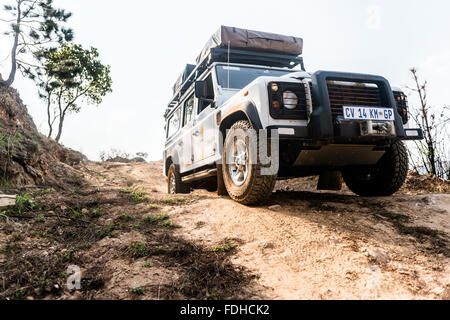 Landrover Defender parcheggiato sul bordo di una scogliera a Mlilwane Wildlife Sanctuary in Swaziland, Africa. Foto Stock