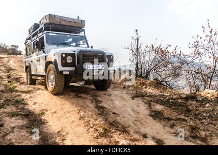 Landrover Defender parcheggiato sul bordo di una scogliera a Mlilwane Wildlife Sanctuary in Swaziland, Africa. Foto Stock