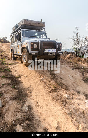 Landrover Defender parcheggiato sul bordo di una scogliera a Mlilwane Wildlife Sanctuary in Swaziland, Africa. Foto Stock