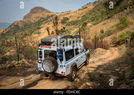 Landrover Defender parcheggiato su una strada sterrata in Mlilwane Wildlife Sanctuary in Swaziland, Africa. Foto Stock