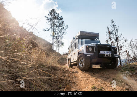 Landrover Defender parcheggiato su una strada sterrata in Mlilwane Wildlife Sanctuary in Swaziland, Africa. Foto Stock