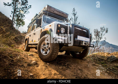 Landrover Defender parcheggiato su una strada sterrata in Mlilwane Wildlife Sanctuary in Swaziland, Africa. Foto Stock