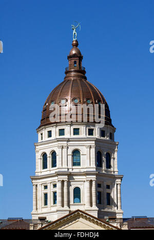 Topeka nel Kansas., USA, 15 marzo, 2014, Capitale dello Stato di edificio in Topeka dopo un $320 milioni di lavori di ristrutturazione. Il Kansas State Capitol, noto anche come il Kansas Statehouse, è l'edificio che ospita l'esecutivo e il legislativo rami del governo per gli Stati Uniti Stato del Kansas. Si trova nella città di Topeka che ha servito come la capitale del Kansas poiché esso divenne un membro nel 1861. È il secondo edificio per servire come il Kansas Capitol. La cupola, a 304 ft (93 m), è più alta di 288 ft (88 m) United States Capitol dome Credito: Mark Reinstein Foto Stock