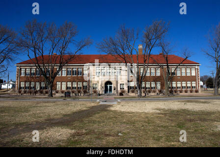 Topeka nel Kansas, USA, 15th, marzo 2014 la Scuola di Monroe sito storico di marrone v consiglio di istruzione, a ciò che è considerato l'inizio del movimento dei diritti civili negli Stati Uniti. Brown v. Consiglio di istruzione, 347 U.S. 483 (1954), è stata una pietra miliare della Corte suprema degli Stati Uniti nel caso che la Corte ha dichiarato di leggi dello stato che istituisce separare le scuole pubbliche per il bianco e nero gli studenti incostituzionale. La decisione ha ribaltato la Plessy v. Decisione Ferguson del 1896, che ha permesso allo stato sponsorizzato la segregazione, nella misura in cui esso applicato alla pubblica istruzione. Credito: Mark Reinstein Foto Stock