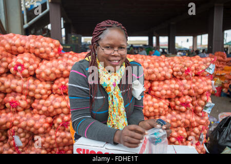 Ritratto di una donna vendita di produrre al Manzini producono all'ingrosso e di mercato di artigianato in Swaziland, Africa. Foto Stock