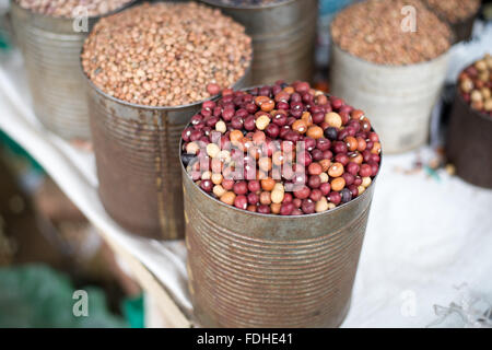 Fagioli e cereali per la vendita presso la Manzini producono all'ingrosso e di mercato di artigianato in Swaziland, Africa Foto Stock