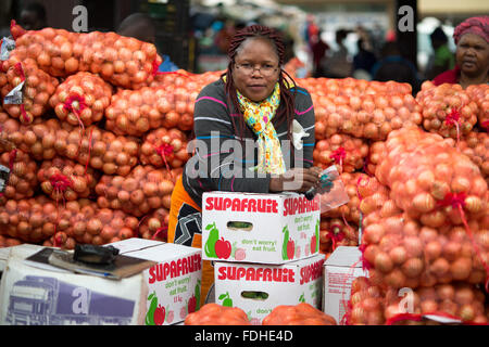 Ritratto di una donna vendita di produrre al Manzini producono all'ingrosso e di mercato di artigianato in Swaziland, Africa. Foto Stock