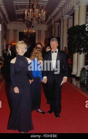 Washington, DC, Stati Uniti d'America il 1 febbraio, 1993 prima signora Hillary Rodham Clinton, presidente William Jefferson Clinton la loro figlia Chelsea, lungo con cassone ribaltabile e VIce-President Albert Gore Jr arrivano nella Sala Est della Casa Bianca per ospitare i governatori nazionali associazione incontro invernale al primo membro la cena del Clintons amministrazione. Hillary è indossando un 'Donna Karan' abito, che il flash perforati attraverso la trama del tessuto e si è resa visibile Hillary s' intima. Credito: Mark Reinstein Foto Stock