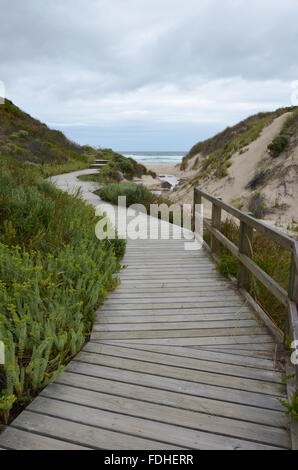 Passaggio pedonale alla spiaggia di cospicua Cliff, Australia occidentale Foto Stock