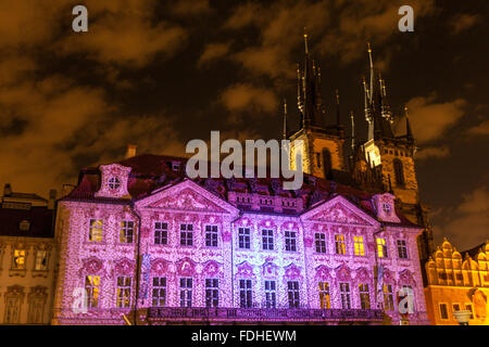 Palazzo di Praga, sede della Galleria Nazionale, Palazzo Kinsky di Praga in stile rococò illuminato durante il Festival della luce di Praga, Piazza della Città Vecchia, Chiesa di Tyn Foto Stock