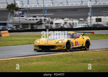 Daytona Beach, Florida, Stati Uniti d'America. Il 31 gennaio 2016. Auto # 4 di una Chevrolet Corvette C7.R gare lungo al Daytona International Speedway per vincere la Rolex 24 GT Le Mans classe per 2016. Credito: Randy Cockrill/Alamy Live News Foto Stock