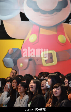 Tokyo, Giappone. 31 gennaio, 2016. Atendees reagiscono durante una presentazione per un Super Mario video gioco al Tokaigi/Game Party Giappone 2016 presso il Makuhari Messe a Chiba Giappone il 31 gennaio 2016. Tokaigi è ospitato da Niconico ed è un gioco partecipativo festival per persone che amano i videogiochi. Giochi Tokaigi presente oltre 150 giochi per esperienza hands-on di giochi analogici, video giochi, giochi arcade, giochi fisici e smart phone giochi. In addizione 40 tornei di gioco con 100 milioni di yen in prizex, gioco spettacoli musicali, cosplay, gioco a tema e un food court. Foto di: Ramiro Agustin Vargas Tabares. (Credito Foto Stock