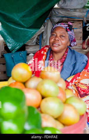 Ritratto di una donna africana per la vendita di frutta al Manzini producono all'ingrosso e di mercato di artigianato in Swaziland, Africa Foto Stock