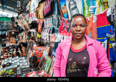 Ritratto di una donna al Manzini producono all'ingrosso e di mercato di artigianato in Swaziland, Africa. Foto Stock