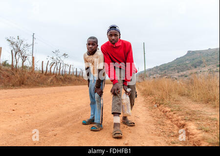 Due giovani ragazzi in piedi in una strada sterrata nella regione Hhohho dello Swaziland, Africa. Foto Stock