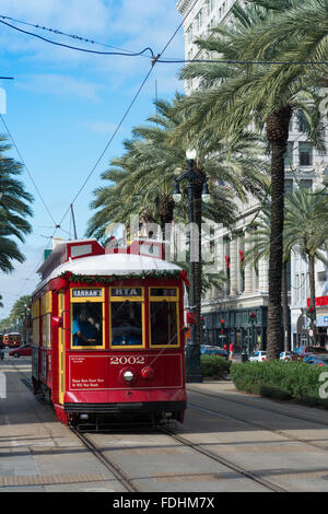 Red trolley car su Canal Street in downtown New Orleans, Louisiana Foto Stock