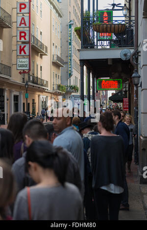 Le persone in piedi in linea presso Acme Oyster Bar su Iberville Street, New Orleans, Louisiana Foto Stock