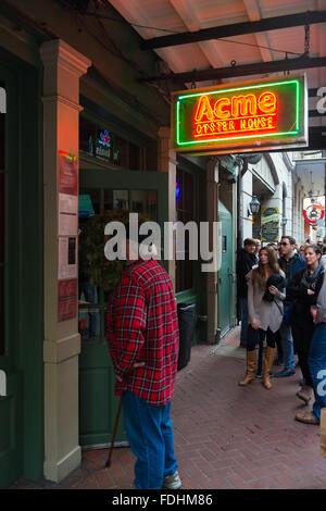 Le persone in piedi in linea presso Acme Oyster Bar su Iberville Street, New Orleans, Louisiana Foto Stock