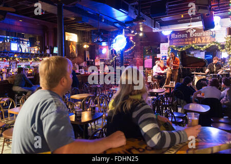 Maison Bourbon Jazz Club con Dixieland band e sassofonista di eseguire durante la notte bar Foto Stock