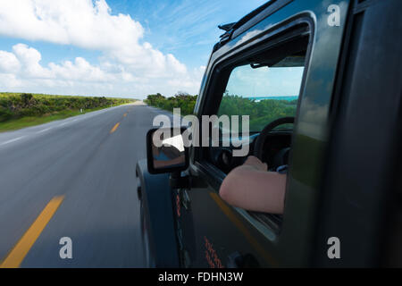 La guida su Empty oceanside Road, Cozumel, Messico Foto Stock