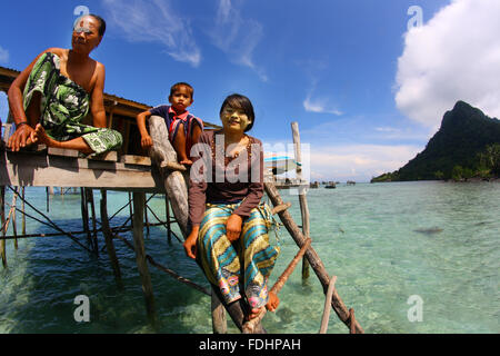 SEMPORNA, Sabah, Malaysia - Nov 4 : Unidentified Bajau Laut al loro stilt house il Nov 4, 2013 in Semporna, Sabah, Malaysia. Th Foto Stock