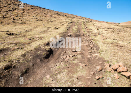 La sporcizia su strada guidando con terreni estremi attraverso Somenkong, Lesotho, Africa Foto Stock