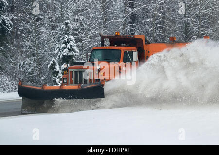 St Regis, Montana - 28 dicembre: Snow Plough pulizia della spalla sulla Highway 90, 28 dicembre 2015 a St Regis, Montana Foto Stock