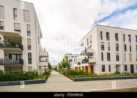 Alloggiamento moderno della città - edifici residenziali dopo il completamento Foto Stock