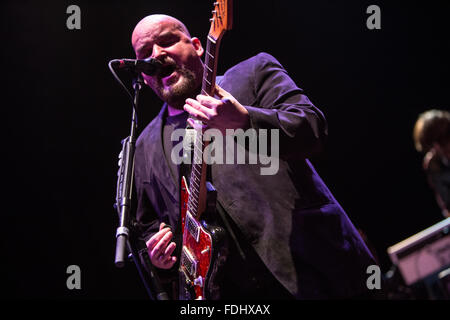 Alain johannes di cantare e suonare la chitarra Foto Stock