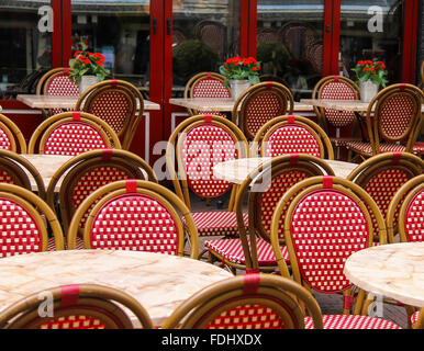 Rosso e bianco vimini sedie e tavolini in outdoor street cafe Foto Stock