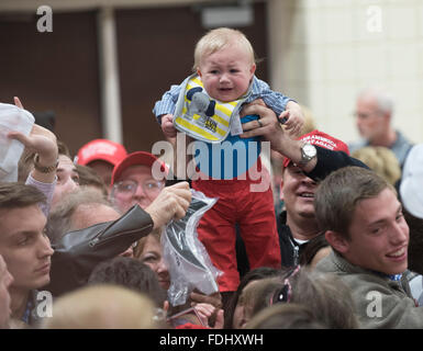 Sostenitore sorregge un bimbo che piange a Donald Trump campaign rally in una scuola media in Council Bluffs Iowa Foto Stock