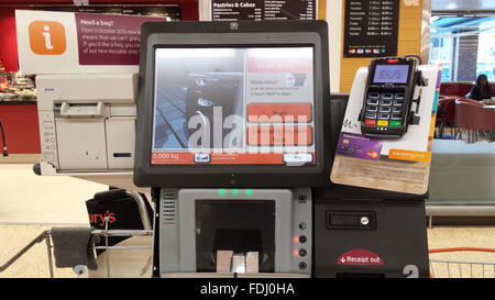 Auto-registratori di cassa in un supermercato Sainsburys negozio a Londra, Regno Unito Foto Stock