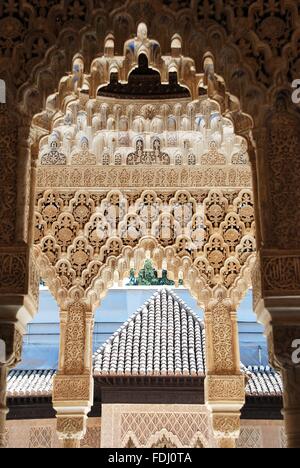 Archi in marmo formando i portici che circondano la corte dei Leoni (Patio de los leones), Palazzo della Alhambra di Granada, Granada Foto Stock