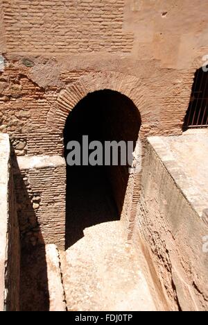 Camere sotterranee di una parete del perimetro delle torri, il palazzo di Alhambra di Granada, provincia di Granada, Andalusia, Spagna. Foto Stock