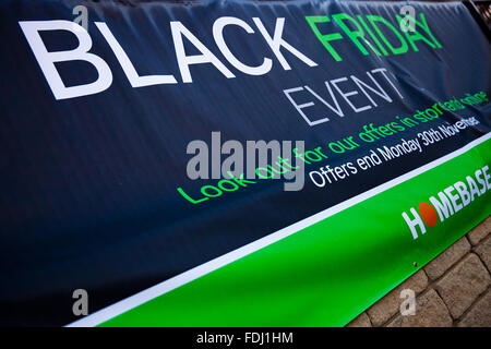 Londra, Regno Unito. 27 Novembre, 2015. Venerdì nero banner Homebase esterno nel nord di Londra Foto Stock