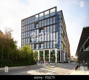 Nord est elevazione dal Camley Street nella luce del mattino. 5 Pancras Square, Londra, Regno Unito. Architetto: Bennetts Associat Foto Stock