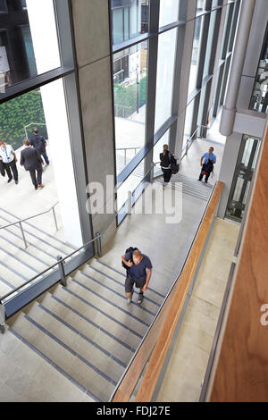 Foyer scalinata vista dal di sopra. 5 Pancras Square, Londra, Regno Unito. Architetto: Bennetts Associates Architects, 2014. Foto Stock